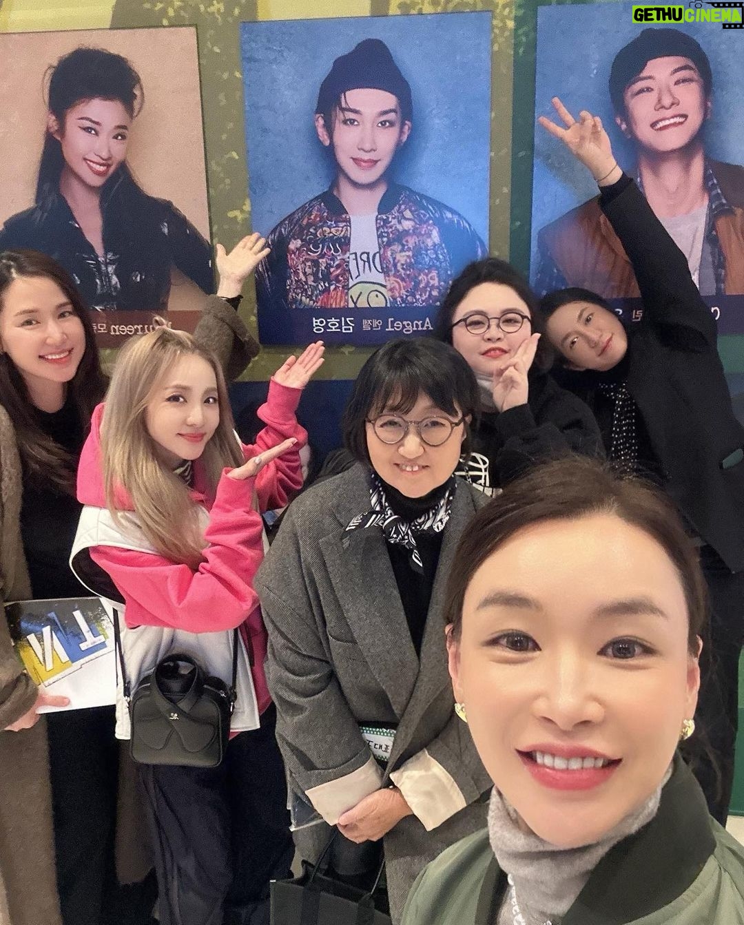 Sandara Park Instagram - 뮤지컬 #렌트 첫관람~!!! 👏🏻👏🏻👏🏻 ❤️💚💛💙