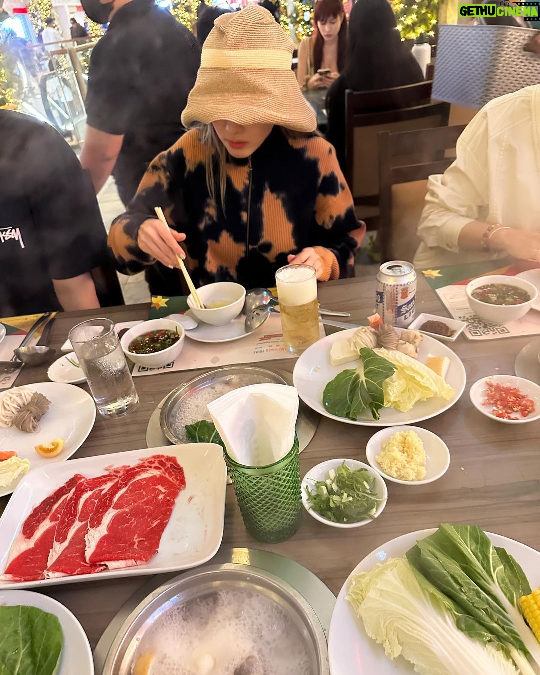 Sandara Park Instagram - Manila photo dump ✈️😋🎁🎄🎅🏻🐱💐🍔🍝🍺