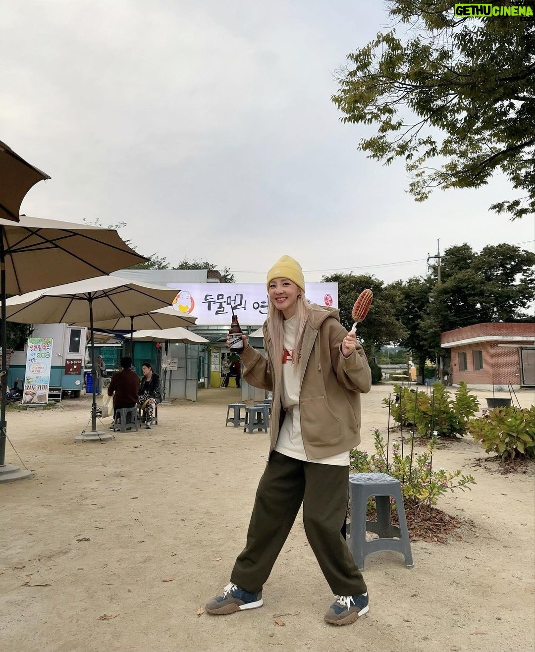 Sandara Park Instagram - 라이더 다라의 버킷리스트 달성 🥳 핫도그와 산미구엘의 조합이란..😋💘 하면된다! 할수있다!!! 👊🏻 #한살이라도어릴때 🚴🏻♀️🌭🍺 #SBSFiL San Mig & K-hotdog 👍 양평 두물머리