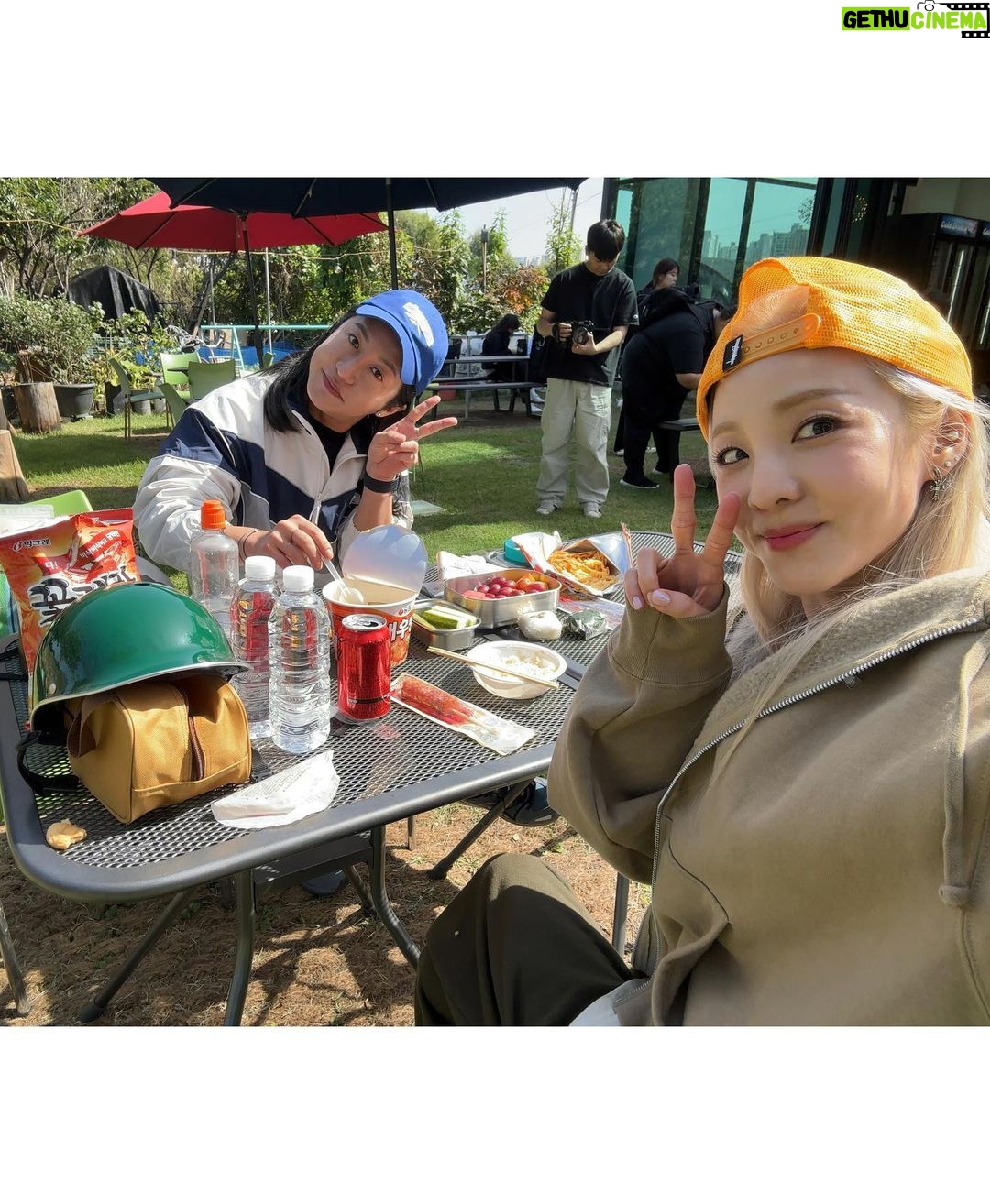 Sandara Park Instagram - 라이더 다라의 버킷리스트 달성 🥳 핫도그와 산미구엘의 조합이란..😋💘 하면된다! 할수있다!!! 👊🏻 #한살이라도어릴때 🚴🏻♀️🌭🍺 #SBSFiL San Mig & K-hotdog 👍 양평 두물머리