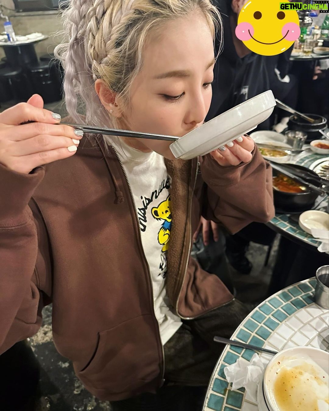 Sandara Park Instagram - #완밥 #완냉 팀다라는 매일매일이 회식 🍽️🍚🥓🍦🍜😋