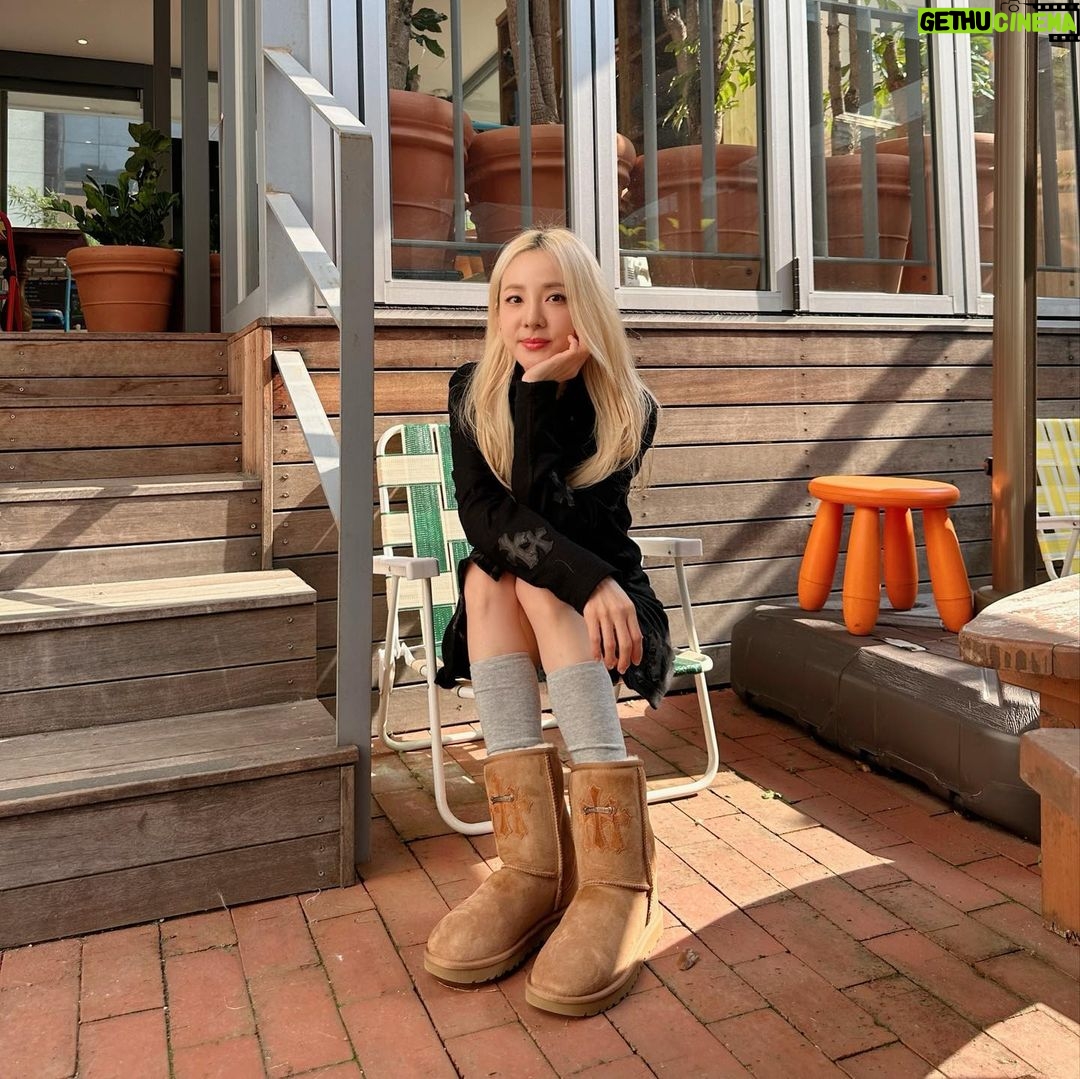 Sandara Park Instagram - 이제 11월이니까 어그 신어야지🍂🍁🔜❄️☃️