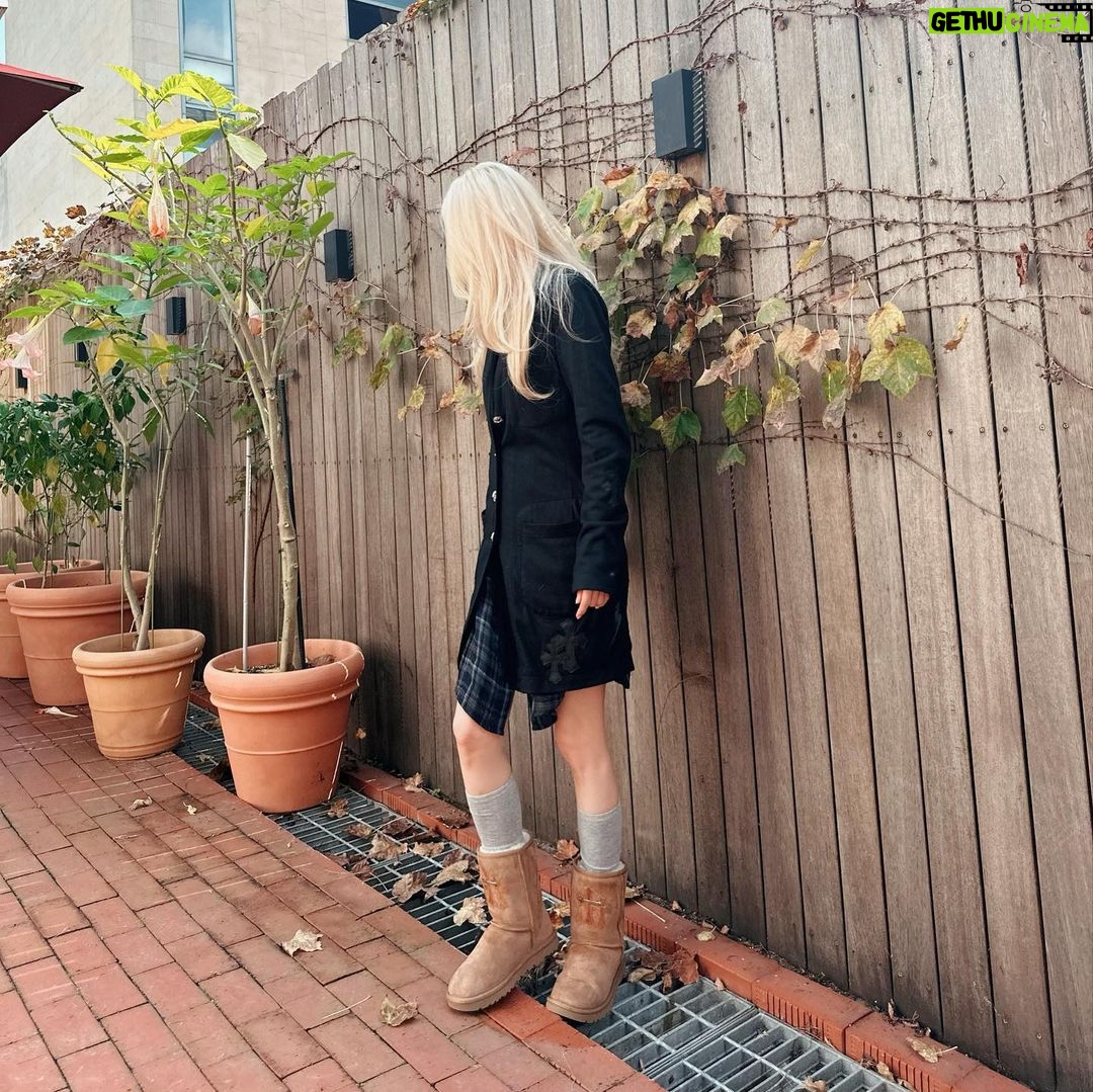 Sandara Park Instagram - 이제 11월이니까 어그 신어야지🍂🍁🔜❄️☃️