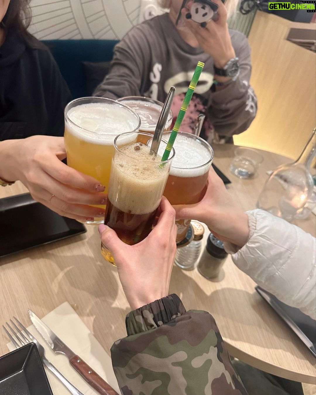Sandara Park Instagram - 파리~ 행복했다~!!! ☺️😁🇫🇷 #memoriesofparis Paris, France