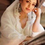 Sandeepa Dhar Instagram - Who else has been obsessed with this song since a decade ? #onloop #roopkumarrathod #epic #maulameremaula @munnasphotography @prashant.photography @shru_birla Outfit @roze.india