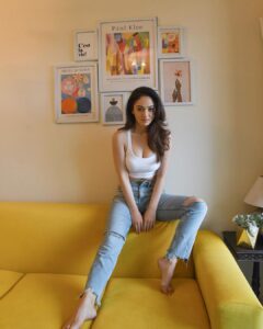 Sandeepa Dhar Instagram - Maybe if we all sit extremely still, Monday won’t be able to see us. 😬 .