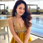 Sandeepa Dhar Instagram - Dressed in yellow she says “Helloo, come sit next to me you fine fellow.” Off I go, never gonna try rhyming again 😬😬✨ . @nehakhullarofficial @taniadhingra