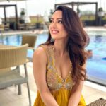 Sandeepa Dhar Instagram - Dressed in yellow she says “Helloo, come sit next to me you fine fellow.” Off I go, never gonna try rhyming again 😬😬✨ . @nehakhullarofficial @taniadhingra