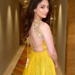 Sandeepa Dhar Instagram - Dressed in yellow she says “Helloo, come sit next to me you fine fellow.” Off I go, never gonna try rhyming again 😬😬✨ . @nehakhullarofficial @taniadhingra