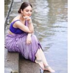 Sandeepa Dhar Instagram - Khidkiyon se jhaakna bekar hai barisho me bheeg jana sikhiye 🌦️ Swipe —> 3rd one is my fav . . . ————————————————— #monsoon #mumbai #sareelove