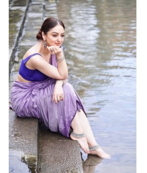 Sandeepa Dhar Instagram - Khidkiyon se jhaakna bekar hai barisho me bheeg jana sikhiye 🌦️
Swipe —> 3rd one is my fav 
.
.
.
—————————————————

#monsoon #mumbai #sareelove