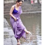 Sandeepa Dhar Instagram - Khidkiyon se jhaakna bekar hai barisho me bheeg jana sikhiye 🌦️ Swipe —> 3rd one is my fav . . . ————————————————— #monsoon #mumbai #sareelove