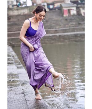 Sandeepa Dhar Instagram - Khidkiyon se jhaakna bekar hai barisho me bheeg jana sikhiye 🌦️
Swipe —> 3rd one is my fav 
.
.
.
—————————————————

#monsoon #mumbai #sareelove