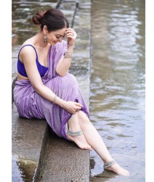 Sandeepa Dhar Instagram - Khidkiyon se jhaakna bekar hai barisho me bheeg jana sikhiye 🌦️
Swipe —> 3rd one is my fav 
.
.
.
—————————————————

#monsoon #mumbai #sareelove