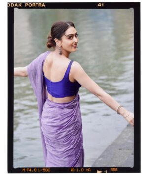 Sandeepa Dhar Instagram - Khidkiyon se jhaakna bekar hai barisho me bheeg jana sikhiye 🌦️
Swipe —> 3rd one is my fav 
.
.
.
—————————————————

#monsoon #mumbai #sareelove