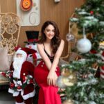 Sandeepa Dhar Instagram – Merry  Christmas 🎄🎅🏻
Wishing you love, joy and peace ❤️✨
Happy Holidays!! Swipe—>>> 4th one is with my favs , last one is me feeling cold but still got to  pose for the gram ✨