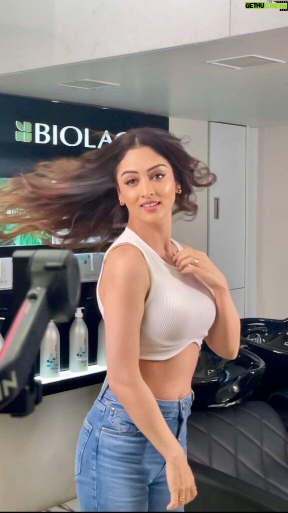 Sandeepa Dhar Instagram - No more bad hair days 💚💆🏻‍♀️ . I have to say, my scalp feels much cleaner, hair feels healthier and shiner..! . Thanks to the Biolage Scalp Facial! . Would recommend you guys to get a Scalp Facial at a salon near you. . You can also get your hands on the Scalppure range on Amazon!! . #Biolage #BiolageScalp #BiolageIndia #ScalpFacial # Ad