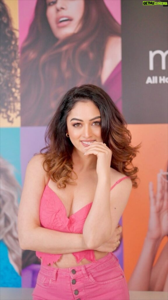 Sandeepa Dhar Instagram - Dreamy hair alert ✨ I’m in love with my hair transformation and I think you can see it clearly🤎 I took the #DareToMelt Challenge with @matrixindia_lnc and its so chic😍 I went for Mocha Melt. You’ll can choose from 4 different color melts: Red, Gold, Mocha, Choco Melt to Rock the new look! . So don’t miss out and head over to a Matrix salon near you to get your hair colored too!!! . # Ad @matrixindia_lnc #DareToMelt #MatrixColorMelt #matrixindia