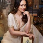 Sandeepa Dhar Instagram - When faiz wrote: “Janta hai ki wo na aayenge phir bhi masroof e intezar hai dil.” . @munnasphotography @jigarmaliofficial @rubyraangjewelry @shru_birla