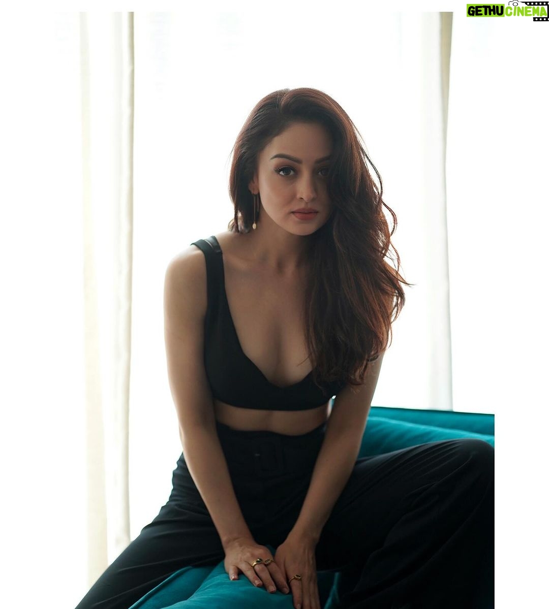 Sandeepa Dhar Instagram - I swear it was Friday like 9 minutes ago. 😤😳🫢 #mondayblues