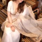 Sandeepa Dhar Instagram - Sukoon 🍁 . @jigarmaliofficial @rubyraangjewelry . #indianwear #saree #love Gramin Arts