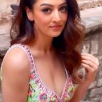 Sandeepa Dhar Instagram - Person: you’re blocking the view Me: i am the view 😎🌻 . 🎥 @cinematographer_arjun Glam @cashmakeupartistry Styled by @Ganeshvyas Jewellery @suhana_art_and_jewels Outfit : @rajbinderchahalofficial . #indianwear #lehenga #bridal #sangeet #reelsinstagram