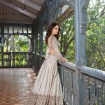 Sandeepa Dhar Instagram - White valentine.. 🤍 Outfit so pretty , couldn’t choose ☺️ Swipe —->> last one —>> in my gansta era . @munnasphotography @shru_birla Outfit @bindaniofficial Jewellery @creyons_