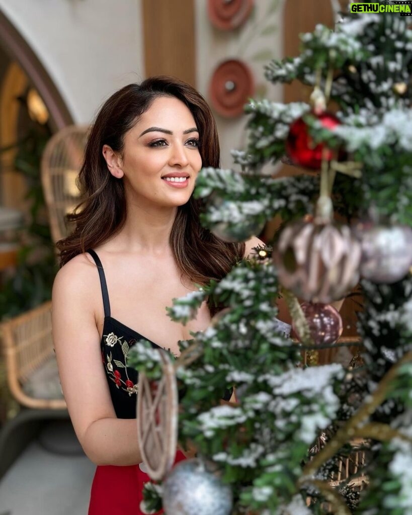 Sandeepa Dhar Instagram - Merry Christmas 🎄🎅🏻 Wishing you love, joy and peace ❤️✨ Happy Holidays!! Swipe—>>> 4th one is with my favs , last one is me feeling cold but still got to pose for the gram ✨