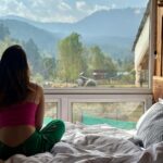 Sandeepa Dhar Instagram - Woke up to this beautiful view in Tangmarg- Gulmarg, Kashmir with @stayvista_official “Suroor”. Amidst towering Pine Trees, away from the hustle-bustle, this stunning property is the perfect place to stay at & the icing on the cake are warm hosts who made my stay so comfortable. ❤️🤗 Have promised to go back in winters, Can’t Wait !!! ❄️☃️ . # host #kashmir #gulmarg #villa