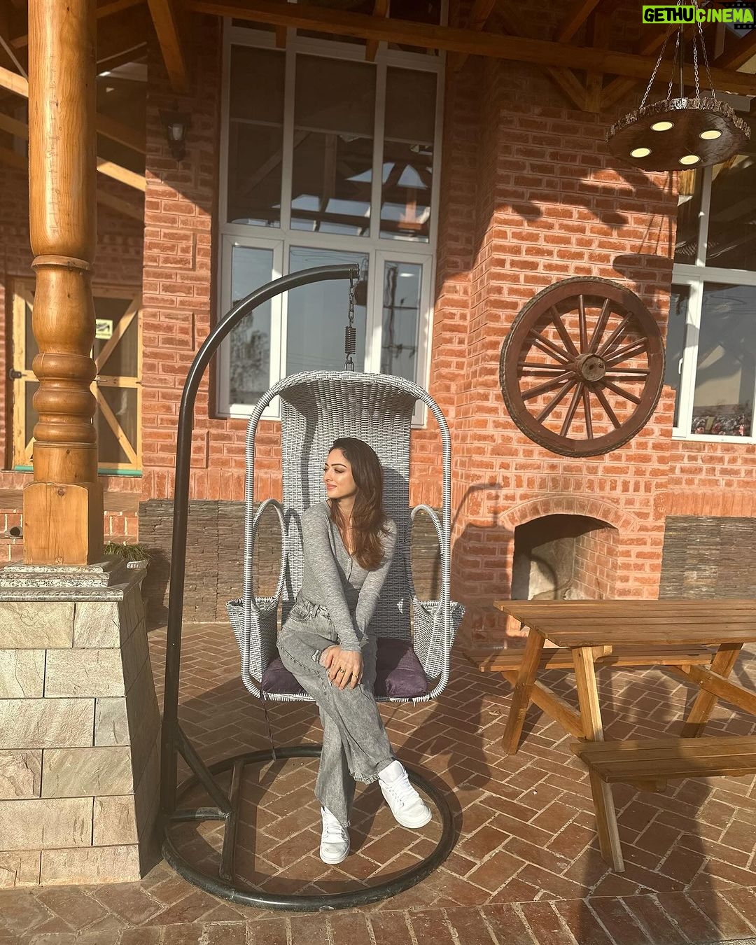 Sandeepa Dhar Instagram - Woke up to this beautiful view in Tangmarg- Gulmarg, Kashmir with @stayvista_official “Suroor”. Amidst towering Pine Trees, away from the hustle-bustle, this stunning property is the perfect place to stay at & the icing on the cake are warm hosts who made my stay so comfortable. ❤️🤗 Have promised to go back in winters, Can’t Wait !!! ❄️☃️ . # host #kashmir #gulmarg #villa