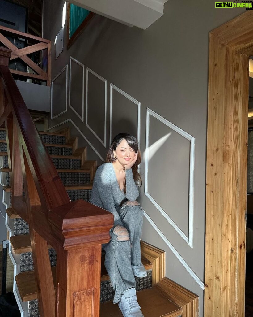 Sandeepa Dhar Instagram - Woke up to this beautiful view in Tangmarg- Gulmarg, Kashmir with @stayvista_official “Suroor”. Amidst towering Pine Trees, away from the hustle-bustle, this stunning property is the perfect place to stay at & the icing on the cake are warm hosts who made my stay so comfortable. ❤️🤗 Have promised to go back in winters, Can’t Wait !!! ❄️☃️ . # host #kashmir #gulmarg #villa