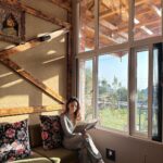 Sandeepa Dhar Instagram - Woke up to this beautiful view in Tangmarg- Gulmarg, Kashmir with @stayvista_official “Suroor”. Amidst towering Pine Trees, away from the hustle-bustle, this stunning property is the perfect place to stay at & the icing on the cake are warm hosts who made my stay so comfortable. ❤️🤗 Have promised to go back in winters, Can’t Wait !!! ❄️☃️ . # host #kashmir #gulmarg #villa