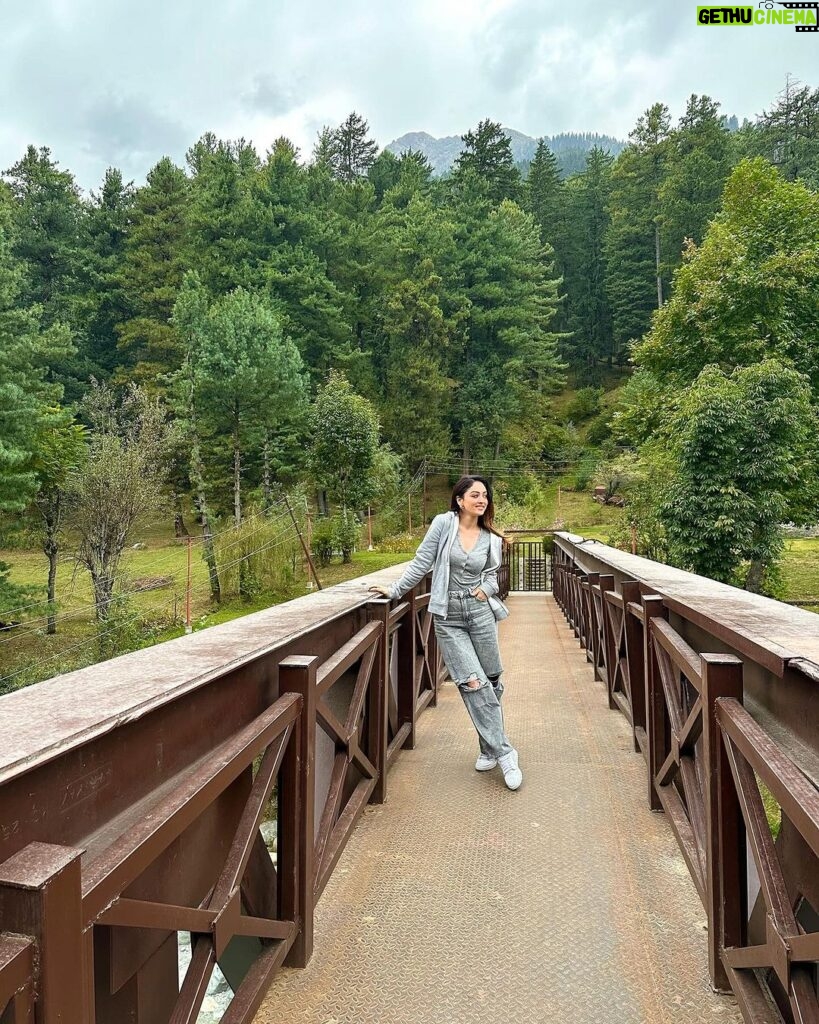 Sandeepa Dhar Instagram - Woke up to this beautiful view in Tangmarg- Gulmarg, Kashmir with @stayvista_official “Suroor”. Amidst towering Pine Trees, away from the hustle-bustle, this stunning property is the perfect place to stay at & the icing on the cake are warm hosts who made my stay so comfortable. ❤️🤗 Have promised to go back in winters, Can’t Wait !!! ❄️☃️ . # host #kashmir #gulmarg #villa