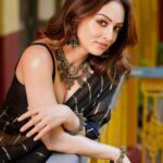 Sandeepa Dhar Instagram - The feminine urge to wear a black saree 🖤♟️ . @prashant.photography @munnasphotography @shru_birla Outfit @chidiyaaonline Jewellery @sangeetaboochra . #black #ootd #saree #indianwear #desilook