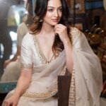 Sandeepa Dhar Instagram - When faiz wrote: “Janta hai ki wo na aayenge phir bhi masroof e intezar hai dil.” . @munnasphotography @jigarmaliofficial @rubyraangjewelry @shru_birla