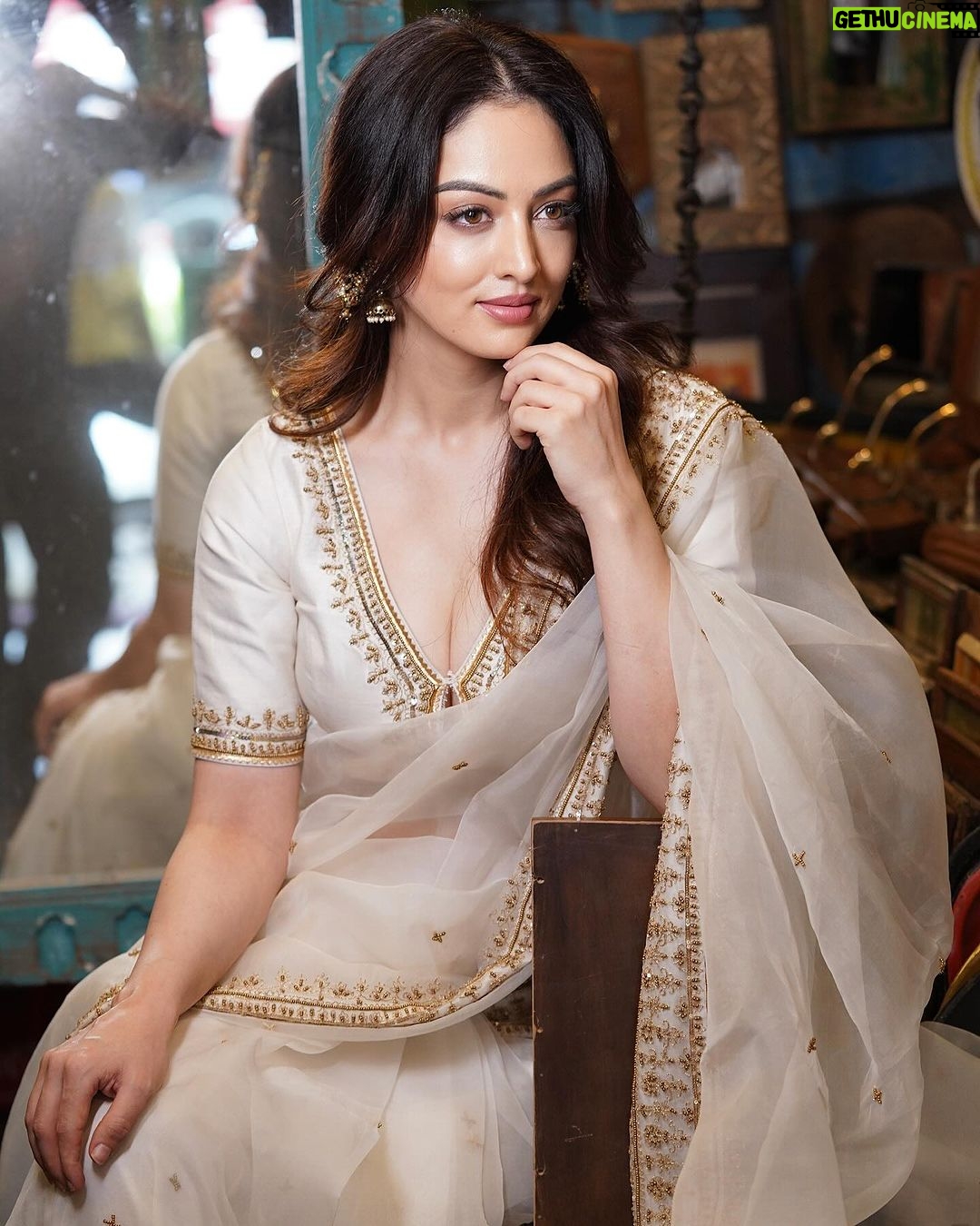 Sandeepa Dhar Instagram - When faiz wrote: “Janta hai ki wo na aayenge phir bhi masroof e intezar hai dil.” . @munnasphotography @jigarmaliofficial @rubyraangjewelry @shru_birla