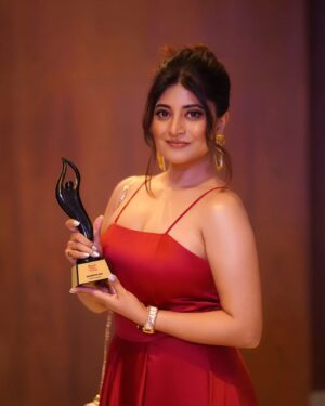 Sandipta Sen Instagram - Thank you so much @iwmbuzz for the lovely evening and thanks for the award ❤️ 
.
.
👗@neelsaha_styled_by_blue 
Makeup: @pritha_dutta_official 
Hair: @jhalsadey201 
,📸@priyatoshsinharoy9 
Managed by : @decalogue_mgmt 

#awardnight #iwmbuzz #kolkata