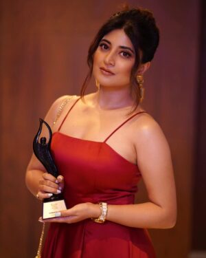Sandipta Sen Instagram - Thank you so much @iwmbuzz for the lovely evening and thanks for the award ❤️ 
.
.
👗@neelsaha_styled_by_blue 
Makeup: @pritha_dutta_official 
Hair: @jhalsadey201 
,📸@priyatoshsinharoy9 
Managed by : @decalogue_mgmt 

#awardnight #iwmbuzz #kolkata