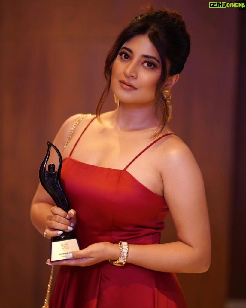 Sandipta Sen Instagram - Thank you so much @iwmbuzz for the lovely evening and thanks for the award ❤ . . 👗@neelsaha_styled_by_blue Makeup: @pritha_dutta_official Hair: @jhalsadey201 ,📸@priyatoshsinharoy9 Managed by : @decalogue_mgmt #awardnight #iwmbuzz #kolkata