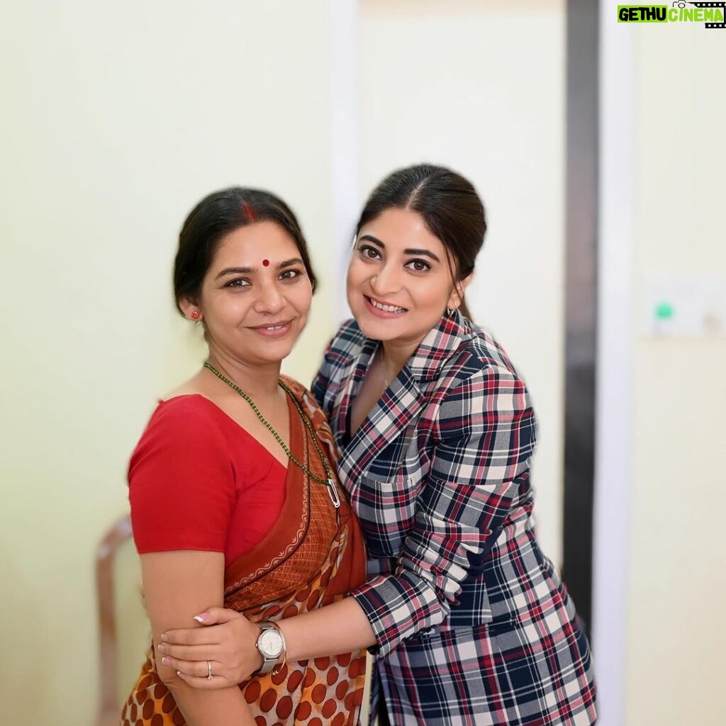 Sandipta Sen Instagram - 2024 - what a great start🧿 Amar 2nd feature film er shoot just shesh korlam. AAPISH(The office). Produced by @macneillfilms . It’s a story of two women..Very relatable story.Directed by @abhijitranaguha (Rana Da) and @sudeshna1958 di.Thanks a lot for givin 2024 - what a great start🧿 Amar 2nd feature film er shoot just shesh korlam. AAPISH(The office). It’s a story of two women.Directed by Abhijit Guha (Rana Da) and Sudeshna di.Thanks a lot for giving me this wonderful character JAYEETA SANYAL. Rana da r Sudeshna dir shonge amar 2nd kaj eta.. ki j bhalo lagey tomader shonge kaj korte..ki smoothly kaj hoy.. with such a warmth. FINALLY akshonge kaj korlam with such a brilliant actor @sudipachakraborty di (tumpa di). Khubi excited chilam tomar shonge kaj korbo bole.. khub khub bhalo laglo, koto kichu shikhte parlam. Ei golpe amar husband hoeche another amazing actor kinjal. Hiralaal dekhar por thekei or shonge kaj korar iche chilo. Shotti ki bhalo obhinoy kore. Ei cinema te amar 3bochorer ak mishti puchke ache jake already khubi miss korchi. @hemamunshi dir shongeo koto bochor por kaj holo.. darun manush.Hema di lekhata kintu bondho korona.. Thanks to the whole team🙏🏻 khubi bhalo laglo ei project ta kore tomader shobar shonge. #bengalimovie #aapish
