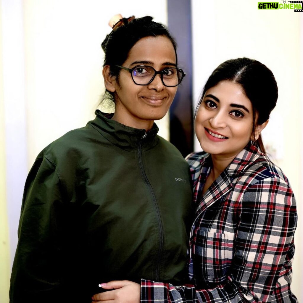 Sandipta Sen Instagram - 2024 - what a great start🧿 Amar 2nd feature film er shoot just shesh korlam. AAPISH(The office). Produced by @macneillfilms . It’s a story of two women..Very relatable story.Directed by @abhijitranaguha (Rana Da) and @sudeshna1958 di.Thanks a lot for givin 2024 - what a great start🧿 Amar 2nd feature film er shoot just shesh korlam. AAPISH(The office). It’s a story of two women.Directed by Abhijit Guha (Rana Da) and Sudeshna di.Thanks a lot for giving me this wonderful character JAYEETA SANYAL. Rana da r Sudeshna dir shonge amar 2nd kaj eta.. ki j bhalo lagey tomader shonge kaj korte..ki smoothly kaj hoy.. with such a warmth. FINALLY akshonge kaj korlam with such a brilliant actor @sudipachakraborty di (tumpa di). Khubi excited chilam tomar shonge kaj korbo bole.. khub khub bhalo laglo, koto kichu shikhte parlam. Ei golpe amar husband hoeche another amazing actor kinjal. Hiralaal dekhar por thekei or shonge kaj korar iche chilo. Shotti ki bhalo obhinoy kore. Ei cinema te amar 3bochorer ak mishti puchke ache jake already khubi miss korchi. @hemamunshi dir shongeo koto bochor por kaj holo.. darun manush.Hema di lekhata kintu bondho korona.. Thanks to the whole team🙏🏻 khubi bhalo laglo ei project ta kore tomader shobar shonge. #bengalimovie #aapish