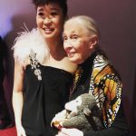 Sandra Oh Instagram - Had the great fortune to meet @janegoodallinst #shewalkswithapes the story of Jane Goodall Dian Fossey Birute Galdikas premieres tonight 🌎 day April 22 9pm @bbcamerica link bio