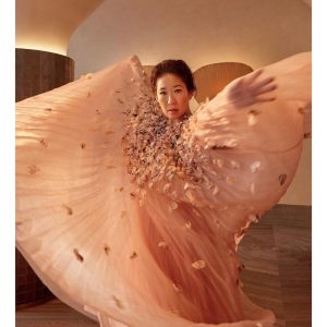 Sandra Oh Instagram - My fantasy “In the Mood for Love”meets “Crazy Rich Asians”moment Thank You  @ellecanada & team Link on bio  editor-in-chief: @vanessacraft 
photographer: @gregswalesart 
creative director/stylist: @anniehorth 
art director: @jedtallo 
stylist: @patrickvimbor 
makeup: @karayoshimotobua
hair: @jennychohair 
nails: @christinaviles
editorial producer: @estelleg_