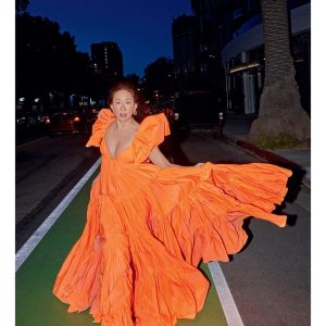 Sandra Oh Instagram - My fantasy “In the Mood for Love”meets “Crazy Rich Asians”moment Thank You  @ellecanada & team Link on bio  editor-in-chief: @vanessacraft 
photographer: @gregswalesart 
creative director/stylist: @anniehorth 
art director: @jedtallo 
stylist: @patrickvimbor 
makeup: @karayoshimotobua
hair: @jennychohair 
nails: @christinaviles
editorial producer: @estelleg_