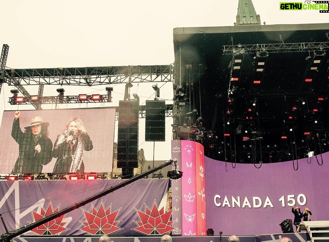 Sandra Oh Instagram - Rehearsing #Canada150 in the ☔️ w/ @mitsougelinas! The stage is 😉 Hope to see you out there 🇨🇦 Day July 1st! ☔️ or ☀️