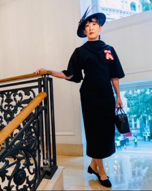 Sandra Oh Instagram - ❤️❤️❤️🇬🇧🇬🇧🇬🇧
Proud to represent 🇨🇦 w/ my fellow Order of 
Canada & Valour recipients @gregorycharlesofficiel 
@marktewks @palmerlp26 at Her Majesty Queen Elizabeth II funeral at Westminster Abbey today. 

Thank you 
@karenclarkson 
@tahira_makeup 
@stefanbertin