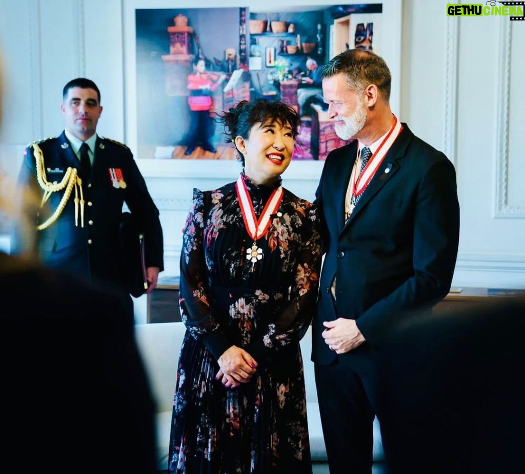 Sandra Oh Instagram - Hey All, proudly representing 🇨🇦 Artists, Women, children of Immigrants and POCs as a new Officer of the Order of Canada (this happened a few days ago) Honour to meet her Excellency GG Mary Simon. Thank you @msjordanjohnson @jennycoombsmakeup @stefanbertin 👗 @erdem 🇨🇦🇬🇧