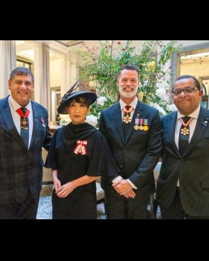 Sandra Oh Instagram - ❤️❤️❤️🇬🇧🇬🇧🇬🇧
Proud to represent 🇨🇦 w/ my fellow Order of 
Canada & Valour recipients @gregorycharlesofficiel 
@marktewks @palmerlp26 at Her Majesty Queen Elizabeth II funeral at Westminster Abbey today. 

Thank you 
@karenclarkson 
@tahira_makeup 
@stefanbertin