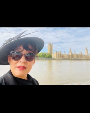 Sandra Oh Instagram - ❤️❤️❤️🇬🇧🇬🇧🇬🇧
Proud to represent 🇨🇦 w/ my fellow Order of 
Canada & Valour recipients @gregorycharlesofficiel 
@marktewks @palmerlp26 at Her Majesty Queen Elizabeth II funeral at Westminster Abbey today. 

Thank you 
@karenclarkson 
@tahira_makeup 
@stefanbertin