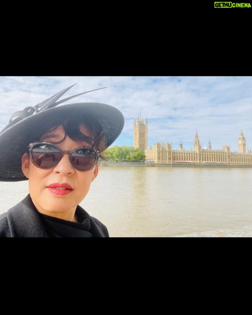Sandra Oh Instagram - ❤️❤️❤️🇬🇧🇬🇧🇬🇧 Proud to represent 🇨🇦 w/ my fellow Order of Canada & Valour recipients @gregorycharlesofficiel @marktewks @palmerlp26 at Her Majesty Queen Elizabeth II funeral at Westminster Abbey today. Thank you @karenclarkson @tahira_makeup @stefanbertin